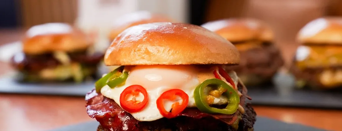 SmashBurger mit Spiegelei, Pastırma und Jalapeños