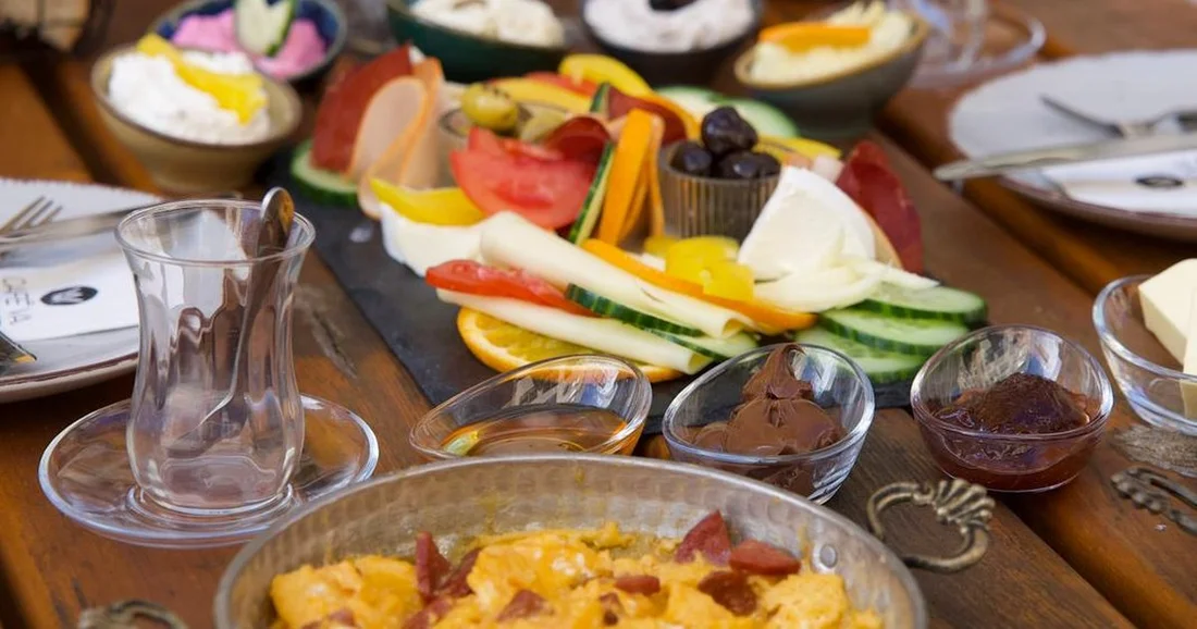 Türkisches Frühstück VAI (Serpme Kahvaltı) mit Käse, Oliven, Wurst und Tee