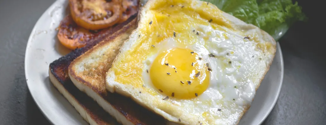 Frühstück mit Spiegelei und geröstetem Brot