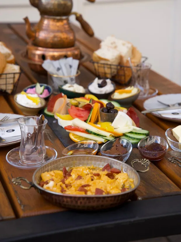 Türkisches Frühstück mit Çaydanlık, Menemen und Käseplatte