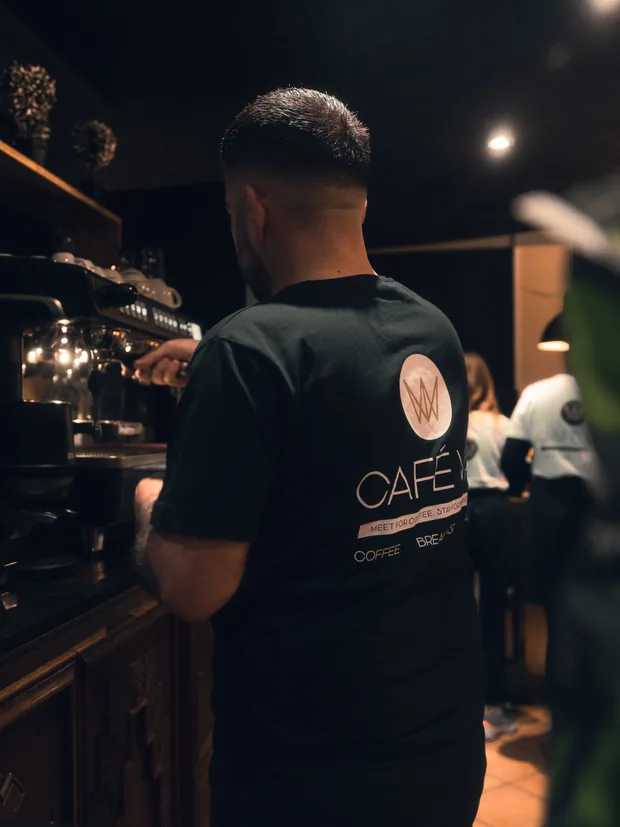 Barista an der Siebträgermaschine im Café VAI