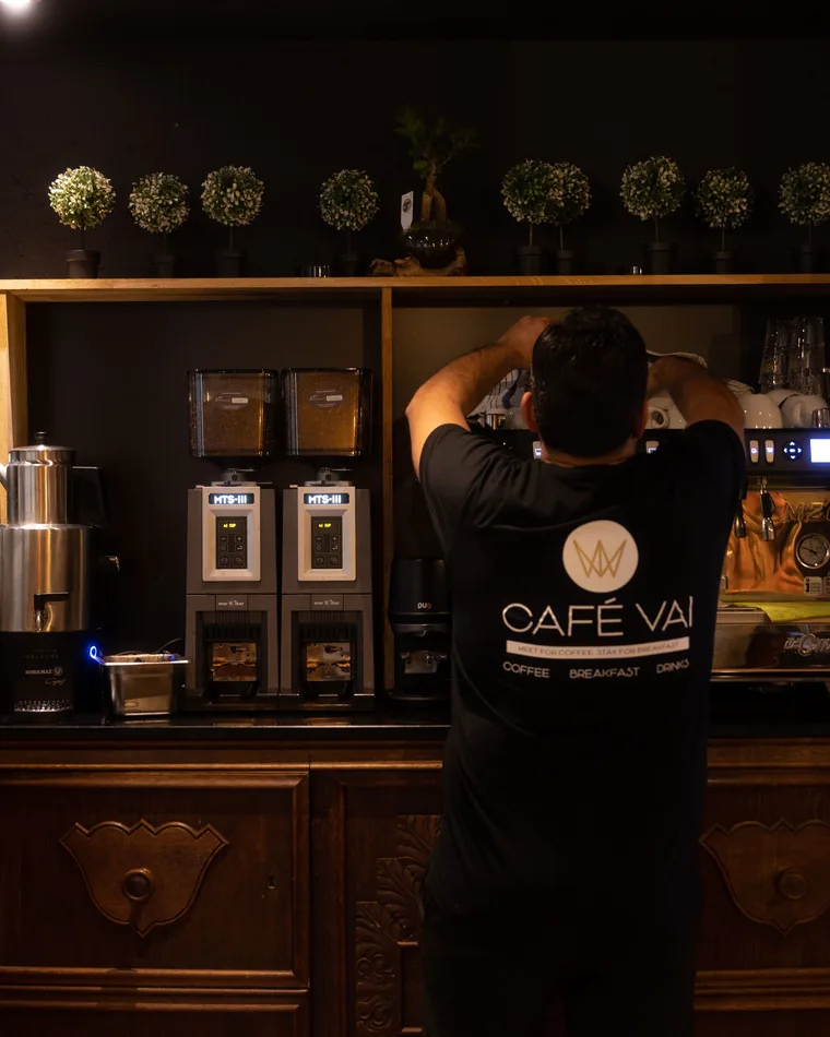 Mitarbeiter im Café VAI an der Kaffeestation
